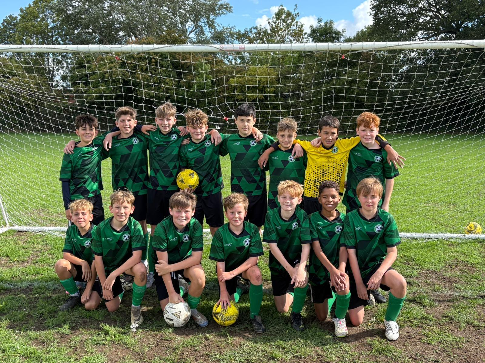 Linslade Galaxy team gathered in front of the goal